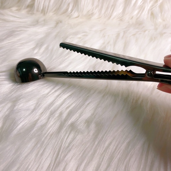 New w/ Flaws Black Coloured Metal Measuring Spoon w/ Clip - Picture 3 of 4